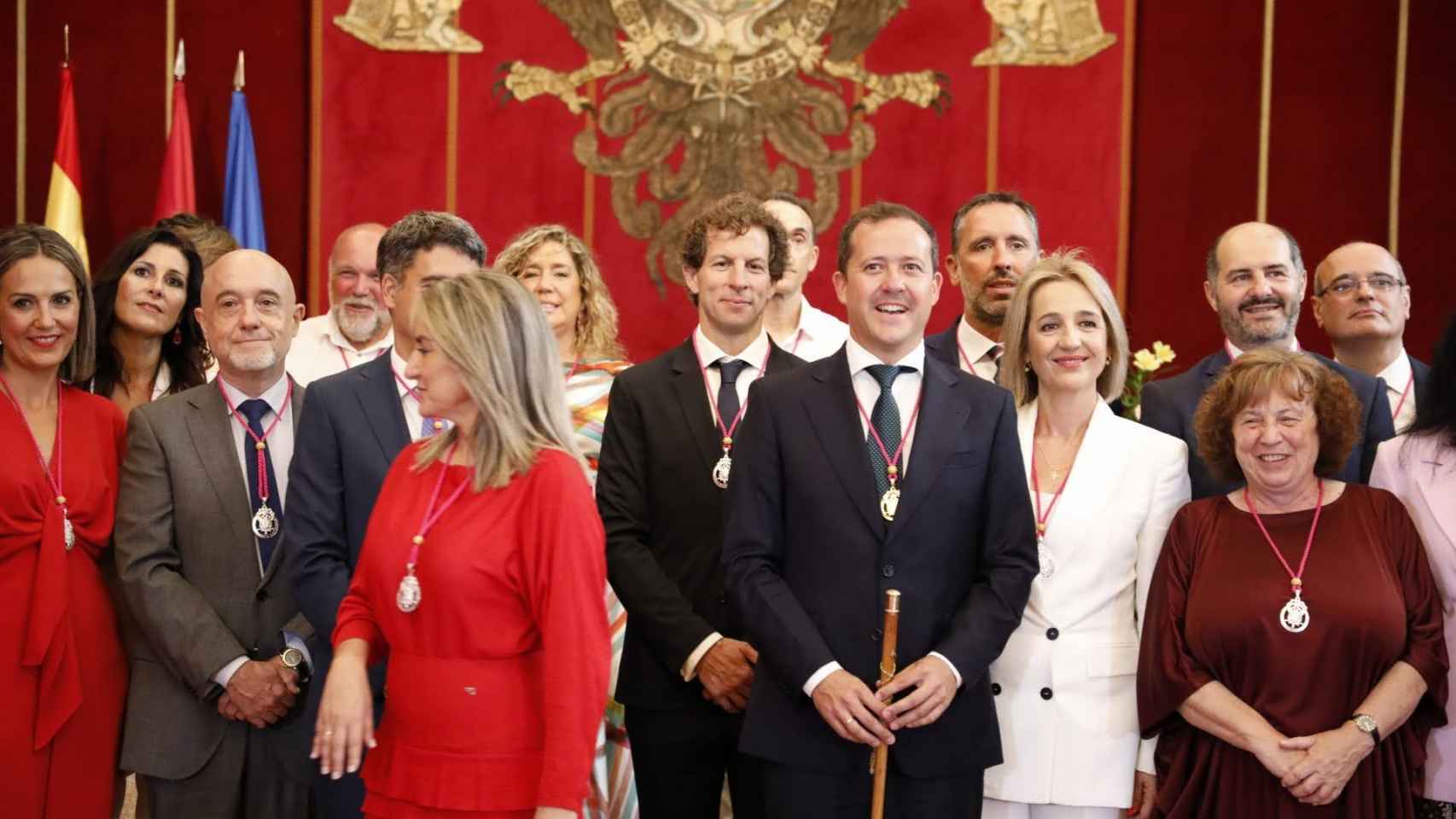 La nueva Corporación municipal de Toledo con Milagros Tolón como alcaldesa saliente para dar relevo al popular Carlos Velázquez