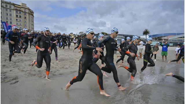 Deportistas participan de la Travesía Costa este domingo