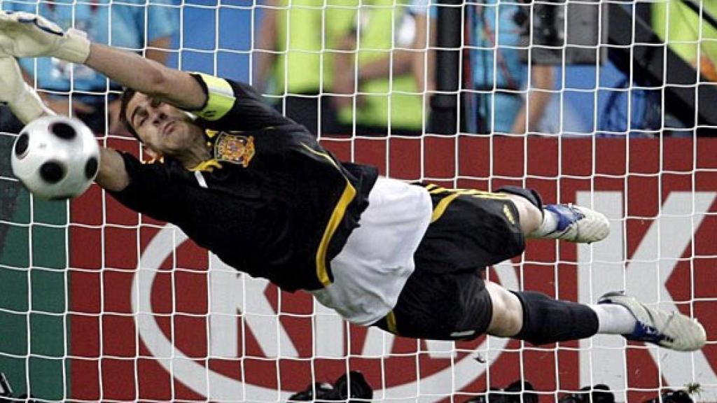 Iker Casillas detiene un penalti frente a Italia en la Eurocopa de 2008.