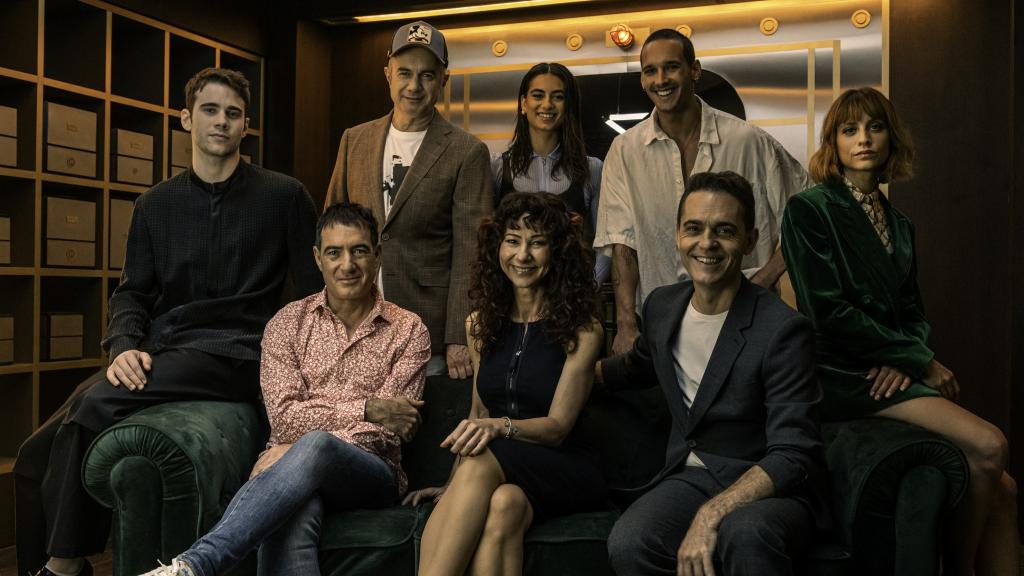 El equipo y protagonistas de 'Berlín'.