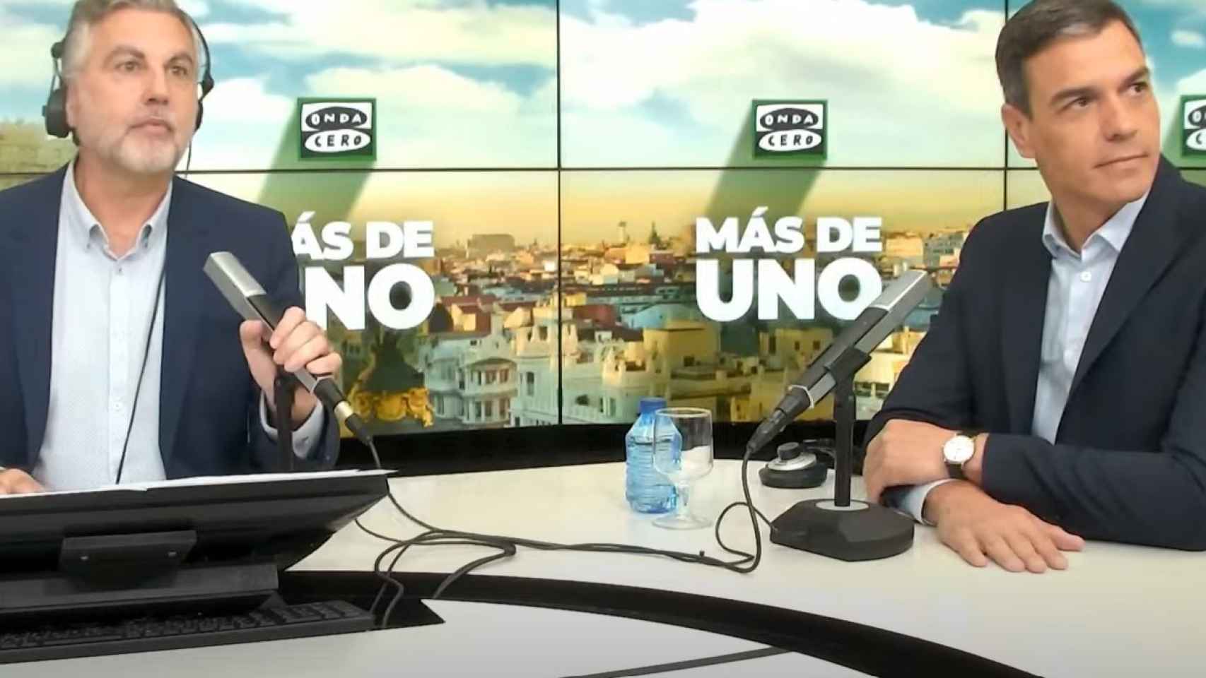 Carlos Alsina y el presidente Pedro Sánchez, este lunes en los estudios de Onda Cero.
