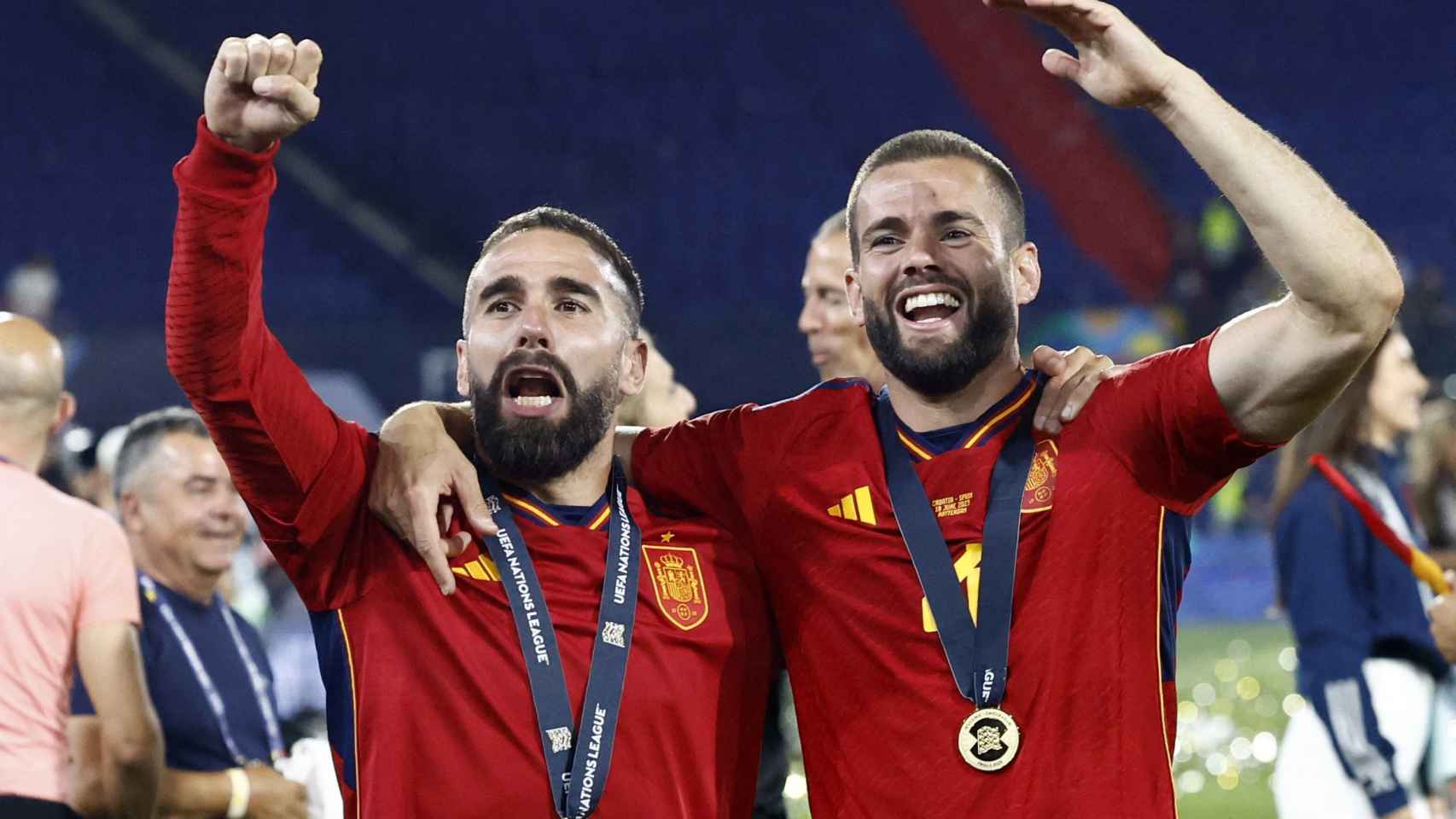 Nacho Fernández, junto a Dani Carvajal, celebrando la victoria de España.