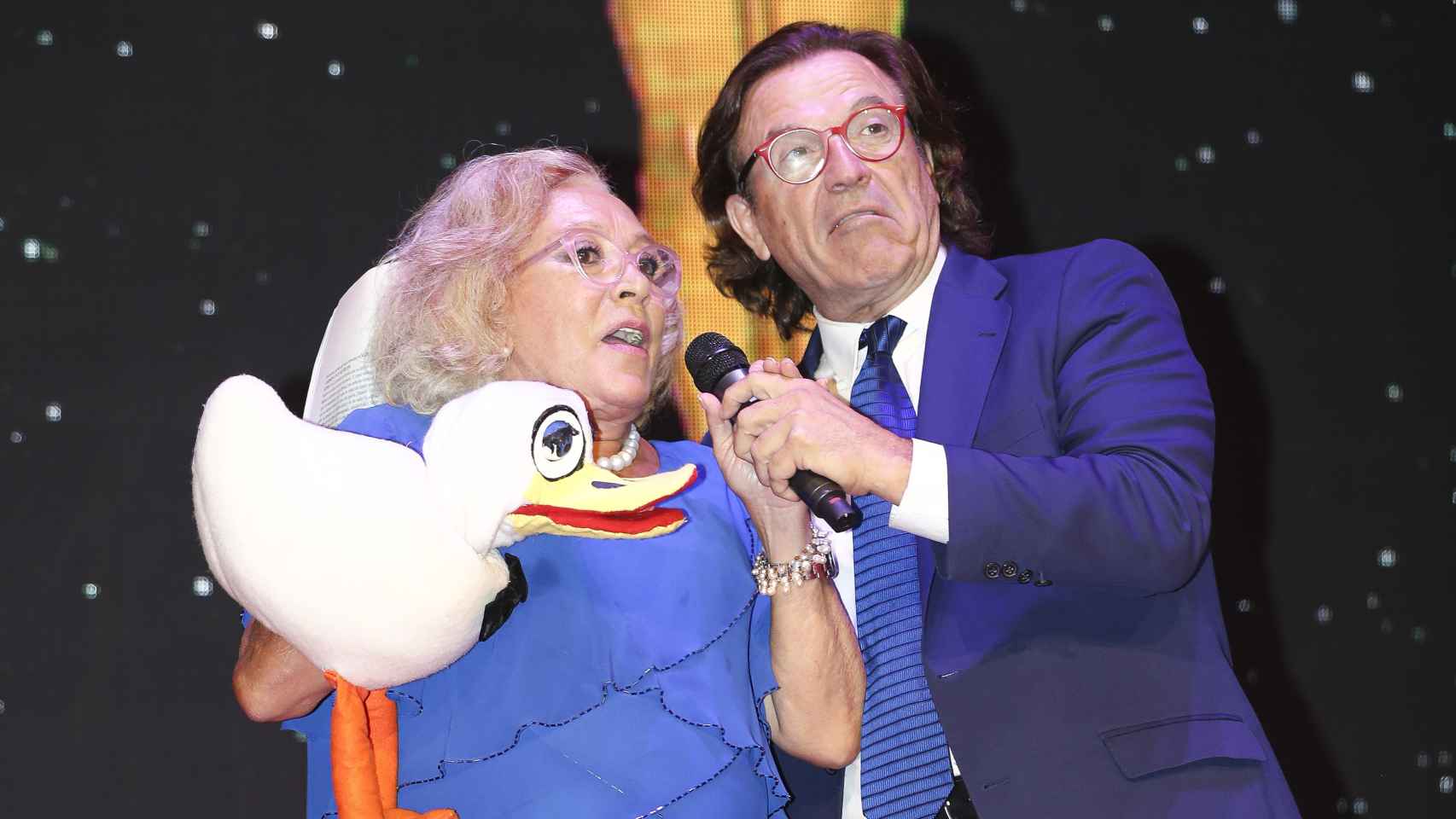 María del Carmen Martínez-Villaseñor Barrasa junto al presentador Pepe Navarro, en 2019, durante la celebración de unos premios.