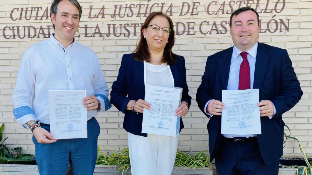 Muñoz, a la derecha de la imagen, con Llanos Massó y Jesús Albiol.