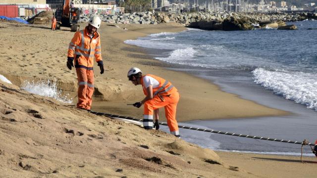Trabajadores conectando el cable submarino 2Africa en Barcelona
