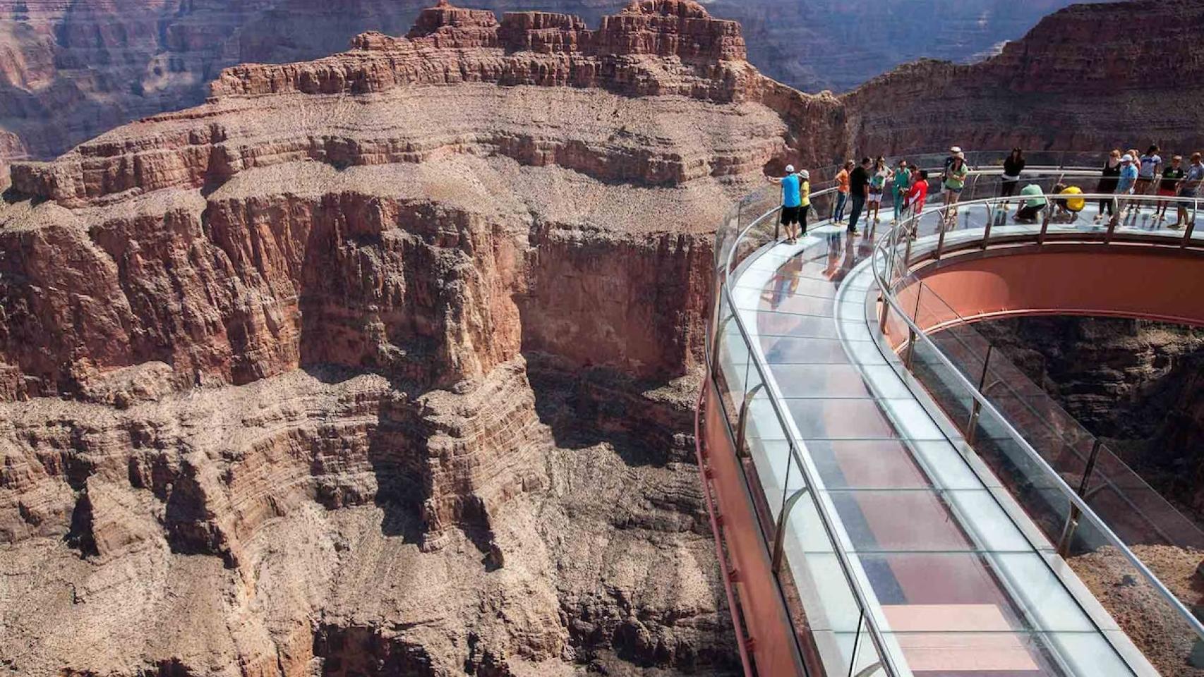 Vista desde el aire del Skywalk del Gran Cañón en Arizona