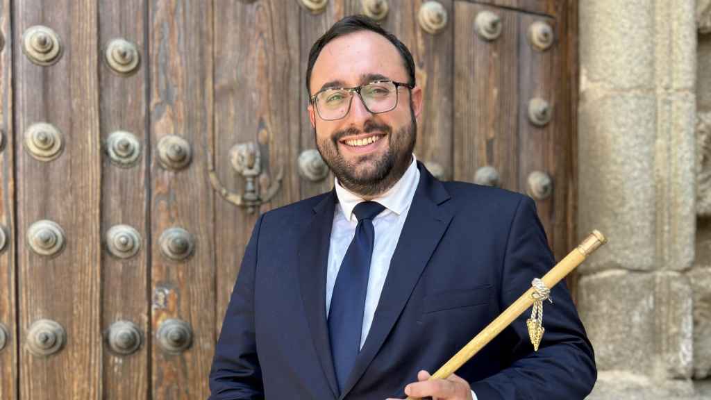 Roberto García Laredo con el bastón de mando de Pelahustán (Toledo)