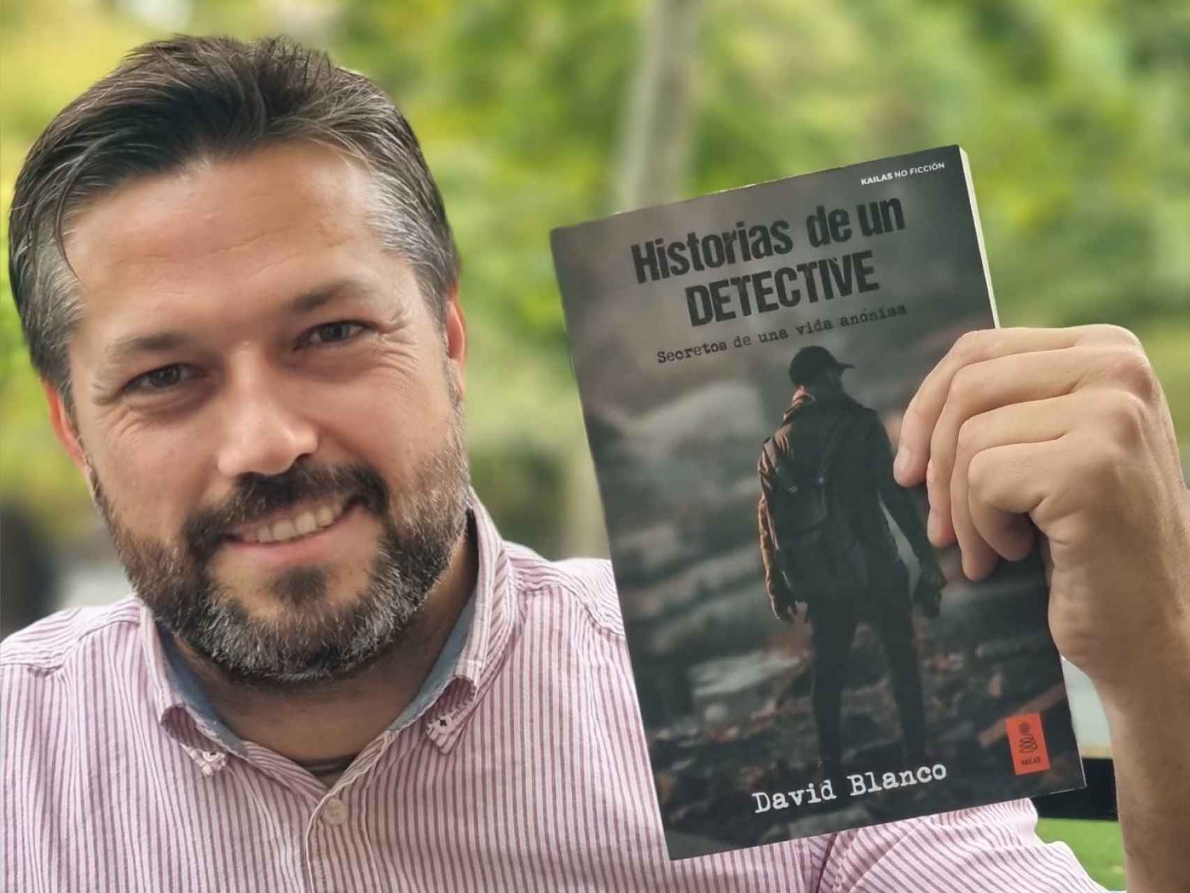 David Blanco con su libro.