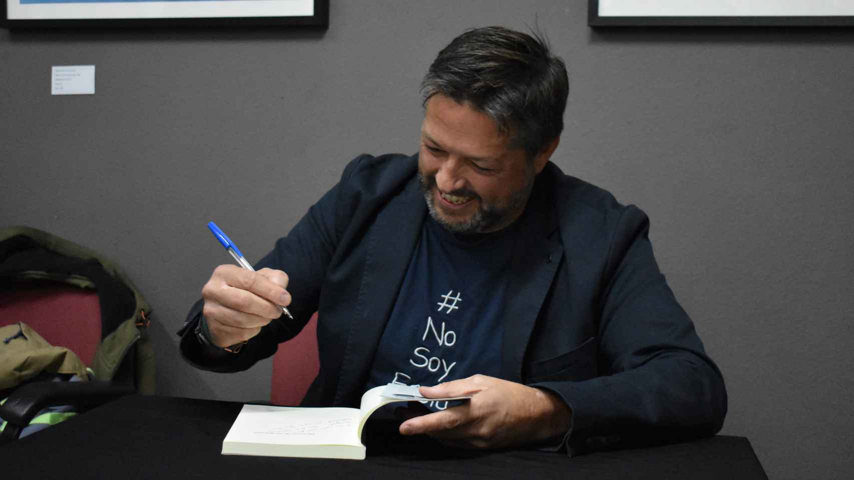 David Blanco firmando su libro.