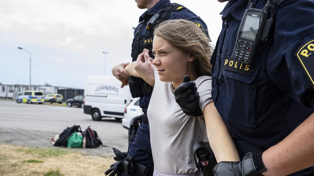 La Policía arresta a Greta Thunberg mientras los activistas de Ta Tillbaka Framtiden bloquean la entrada a Oljehamnen (Malmö).