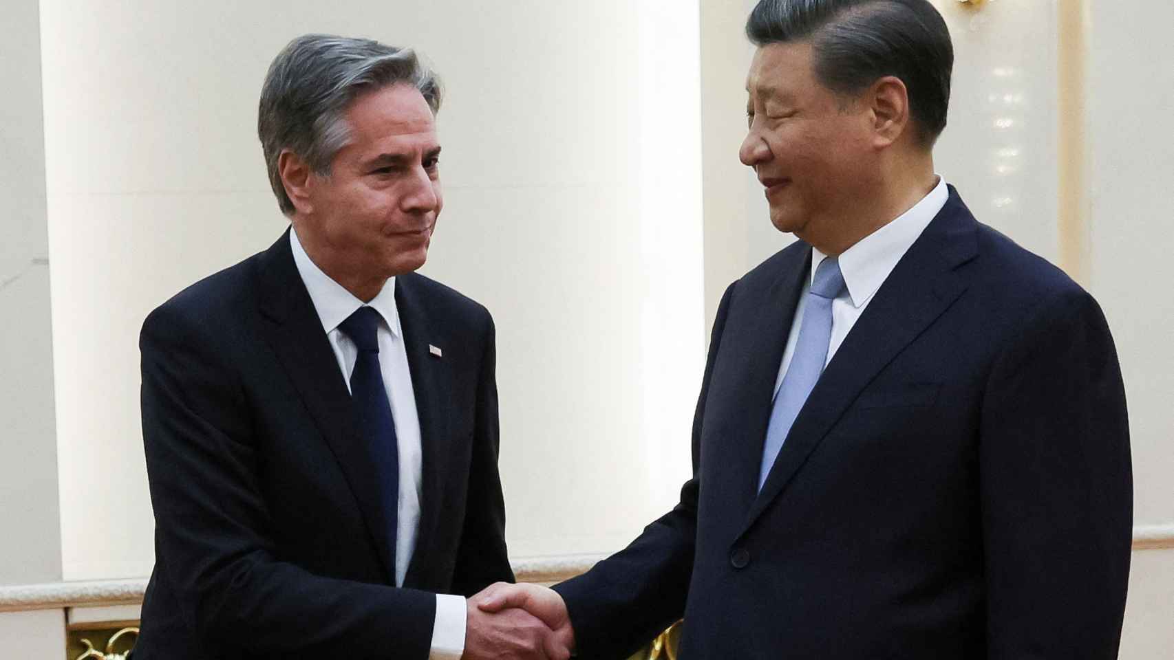 Antony Blinken estrecha la mano de Xi Jinping en el Gran Salón del Pueblo de Pekín, este lunes.