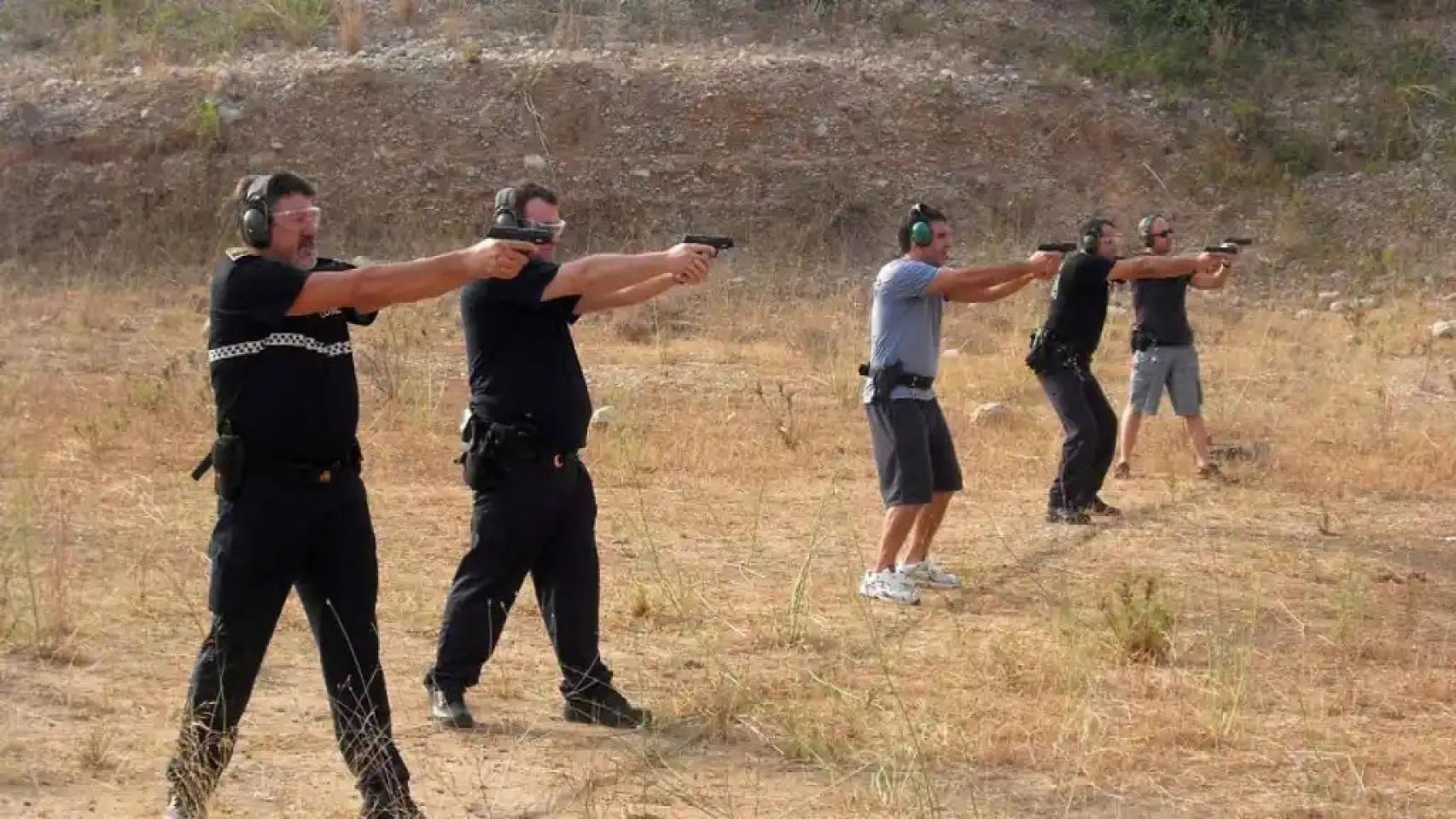 Imagen de archivo de agentes practicando el tiro.