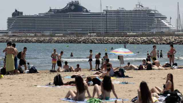 Playa valenciana con un crucero, la semana pasada.