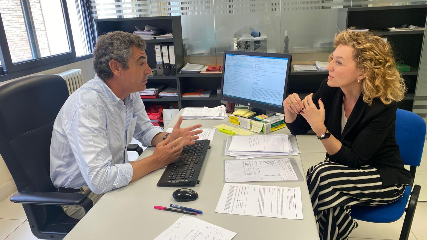 El abogado de la Cámara de Comercio de Valladolid y la directora general de Vivienda, Arquitectura, Ordenación del Territorio y Urbanismo de la Junta de Castilla y León, María Pardo, en la visita a la oficina de okupación