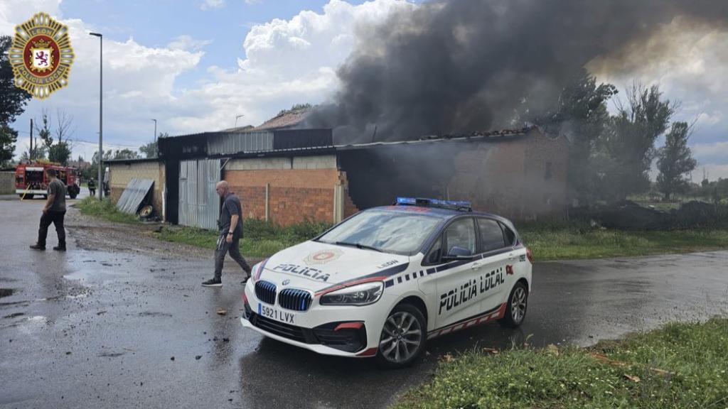 Policía Local y Bomberos trabajando en el incendio de Trobajo del Cerecedo