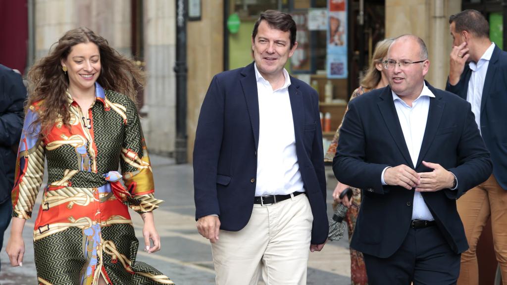 El presidente del Partido Popular de Castilla y León, Alfonso Fernández Mañueco, y el vicesecretario de Organización del Partido Popular, Miguel Tellado, asisten a la Junta Directiva Extraordinaria del Partido Popular de León