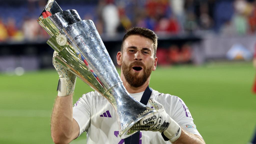 Unai Simón, con el título de campeón de la Nations League.