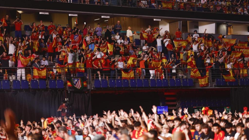 El WiZink Center, abarrotado de aficionados con banderas y camisetas de España