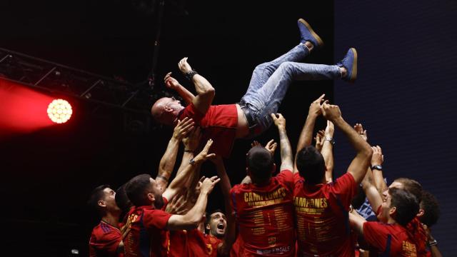 Los jugadores de la selección española, manteando a Luis de la Fuente