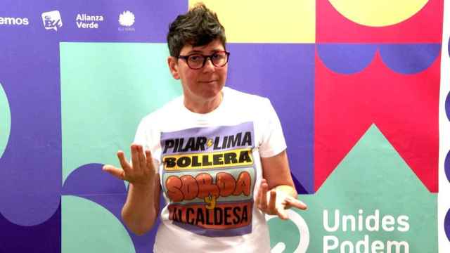 Pilar Lima, con el lema bollera, sorda y alcaldesa en la camiseta que usó durante la campaña. EE
