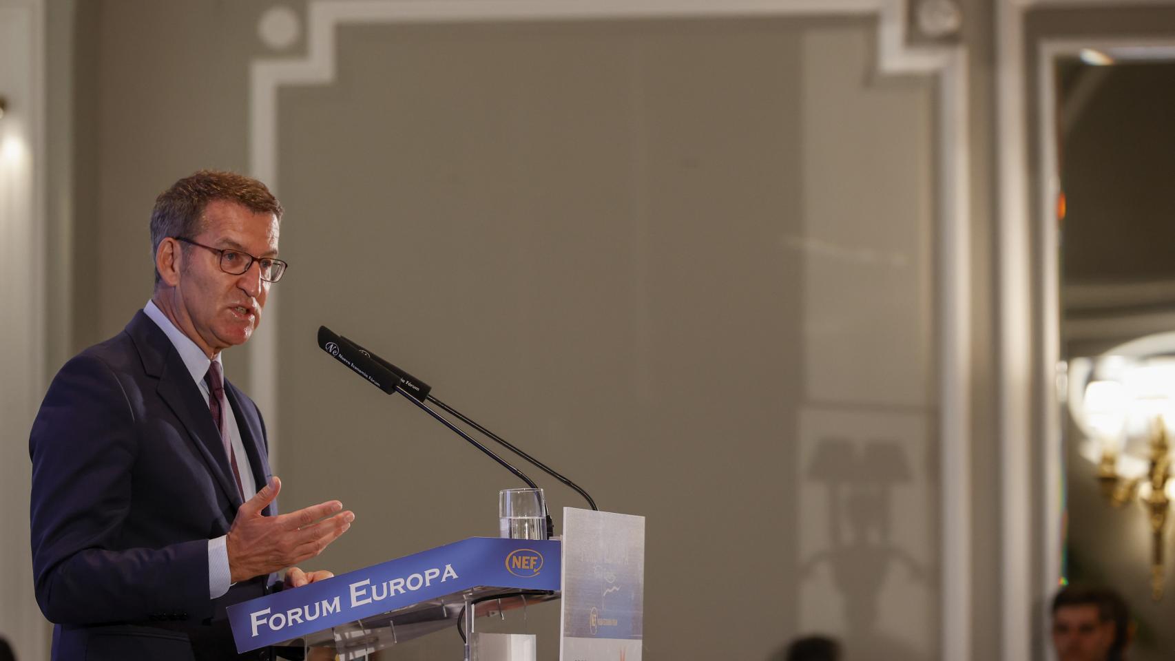 El presidente del PP, Alberto Núñez Feijóo, da un discurso mientras protagoniza un desayuno informativo organizado por Nueva Economía Fórum, este lunes.