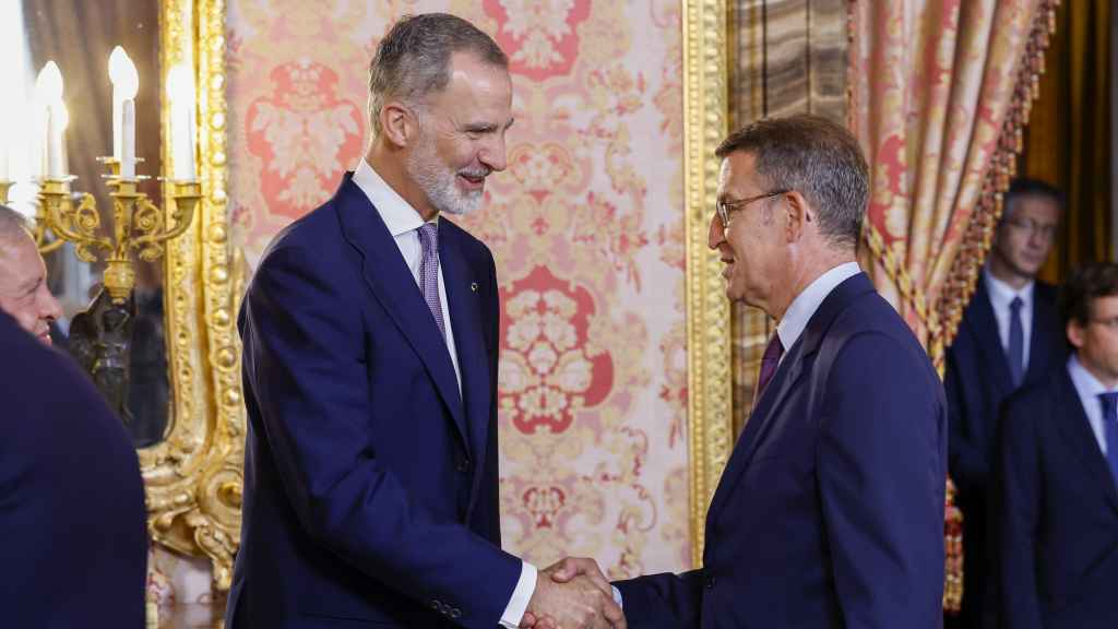 El rey Felipe VI saluda al líder del PP, Alberto Núñez Feijoó, este lunes en el Palacio Real de Madrid.