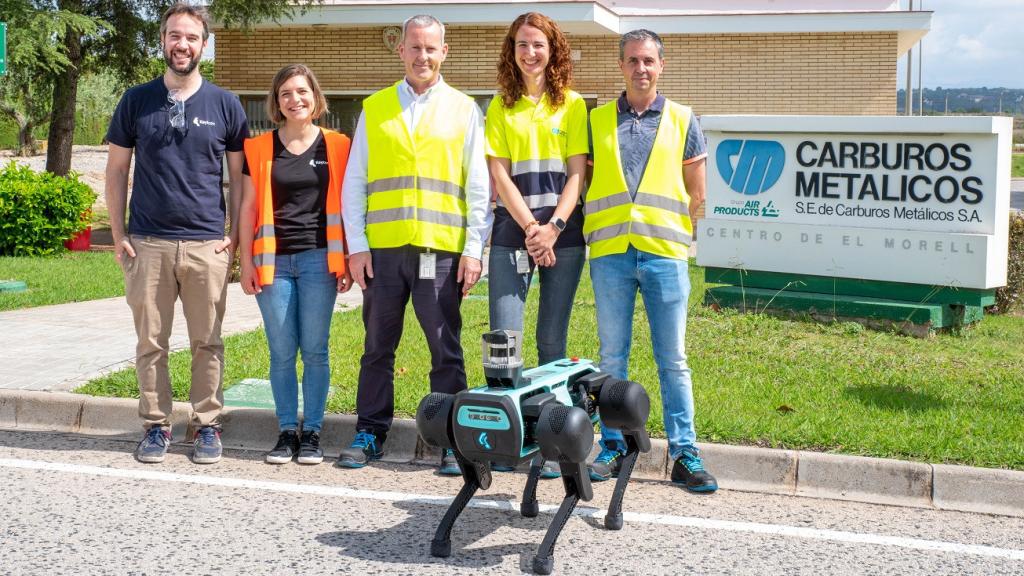 De izquierda a derecha: Hilario Tomé, cofundador y CTO en Keybotic; Irene Gómez, cofundadora y CEO en Keybotic; Roland Clarke, Director Operaciones e Ingeniería en Carburos Metálicos, Grupo Air Products; Mar Carmona, Directora Planta El Morell en Carburos Metálicos, Grupo Air Products y Marius Malé, Soporte Técnico en Carburos Metálicos, Grupo Air Products.