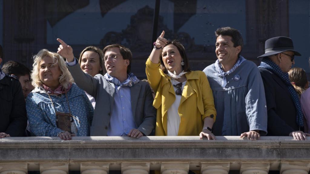 El alcalde de Madrid, José Luis Martínez-Almeida; la secretaria general del PPCV y candidata a la Alcaldía de València, María José Catalá y el presidente del Partido Popular de la Comunidad Valenciana, Carlos Mazón, asisten a la mascletà de la pirotecnia Hermanos Caballer, en la Plaza del Ayuntamiento de Valencia