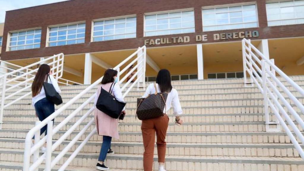 Varios estudiantes de la Facultad de Derecho de la Universidad de Málaga.