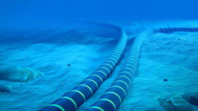 Imagen de un cable submarino a su paso por el fondo marino.