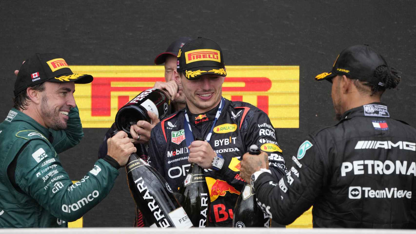 Fernando Alonso celebra su segundo puesto en Canadá junto a Verstappen, primero, y Hamilton, tercero.