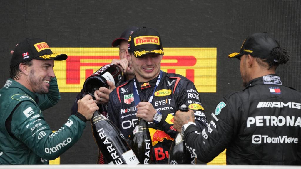 Fernando Alonso celebra su segundo puesto en Canadá junto a Verstappen, primero, y Hamilton, tercero.