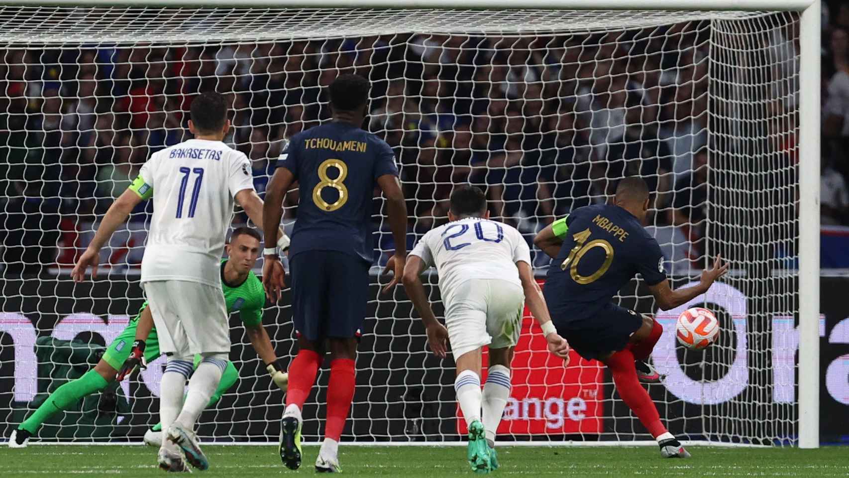 Mbappé anota gol de penalti contra Grecia