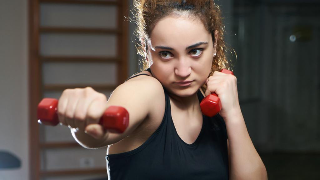Una mujer practicando Boxing.