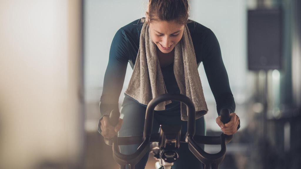 Una mujer practicando con la bici estática.