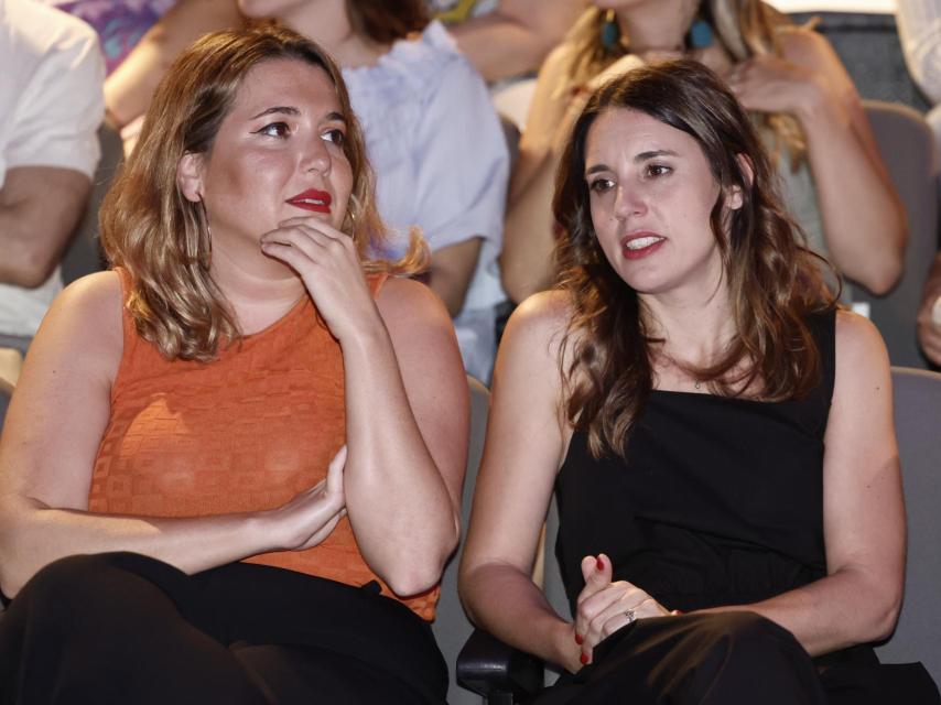 Irene Montero y Ángela Rodríguez, durante la gala.