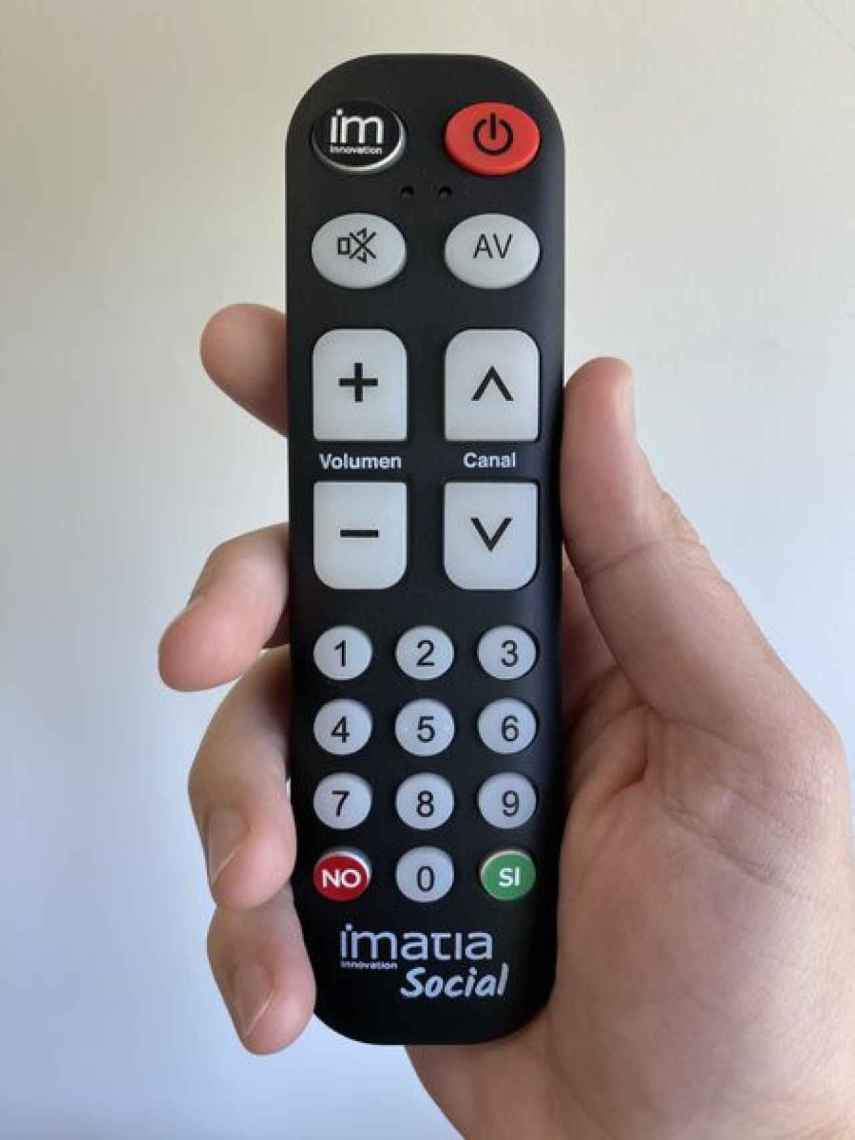 Mando de fácil manejo de la plataforma Social TV, cuyo dispositivo se puede adaptar en cualquier televisión.