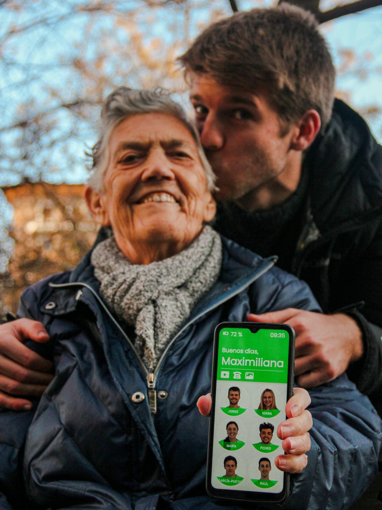 El CEO de Maximiliana, Jorge Terreu, muestra la aplicación junto a su abuela.