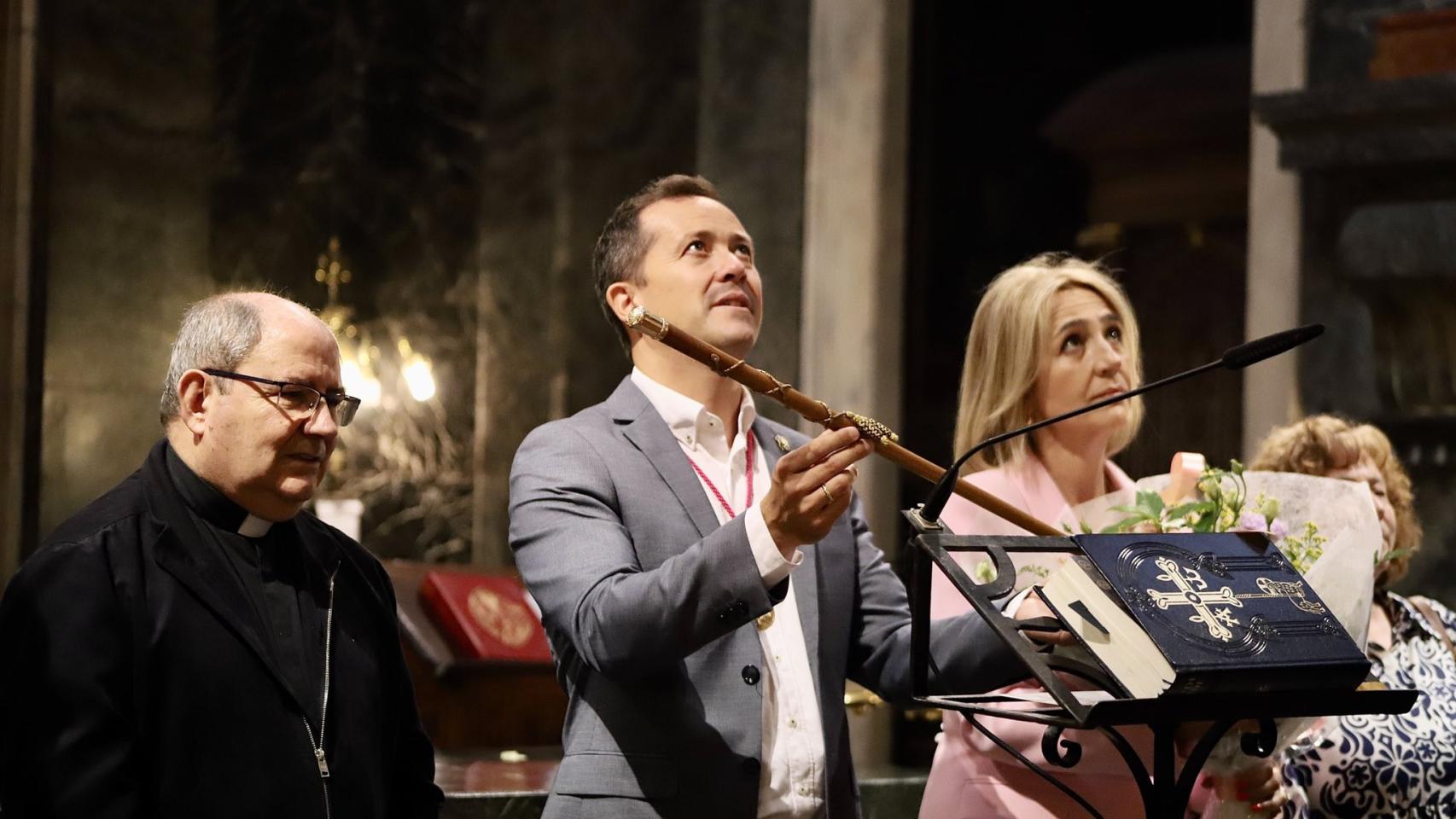 Carlos Velázquez frente a la Virgen del Sagrio.