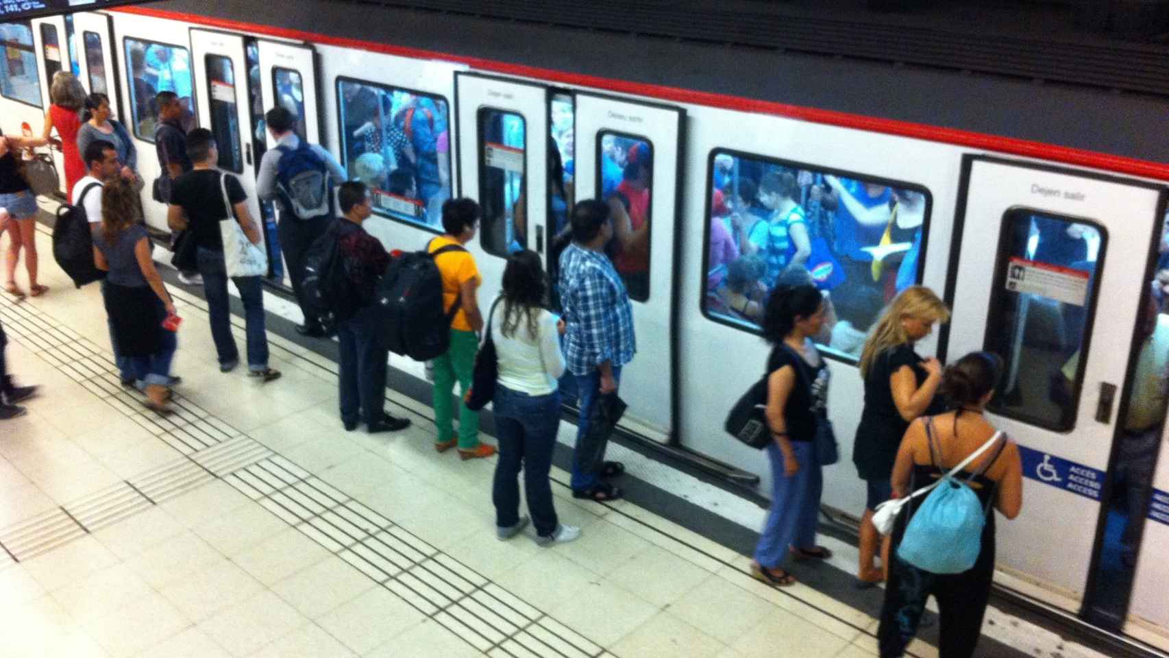 Pasajeros en el metro de Barcelona.