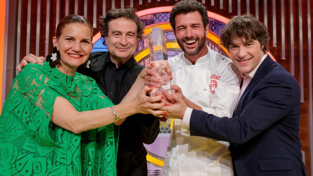 Eneko y los jueces de MasterChef, Samantha Vallejo-Nágera, Pepe Rodríguez y Jordi Cruz.