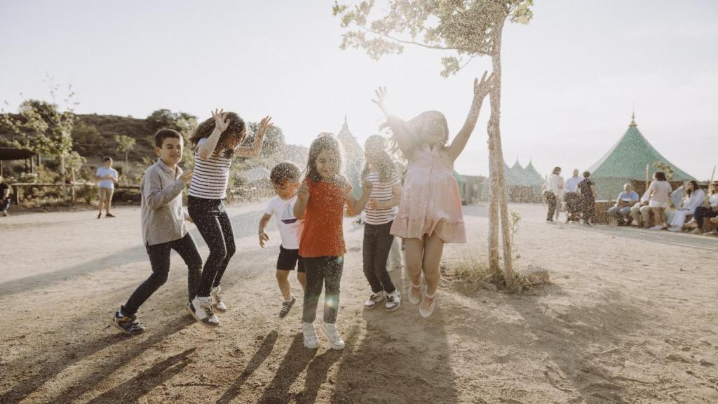 Un grupo de niños se refresca en un punto de nebulización. PUY DU FOU