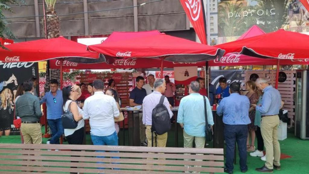 Almuerzo con la prensa alicantina de Coca-Cola en la Plaza de los Luceros.