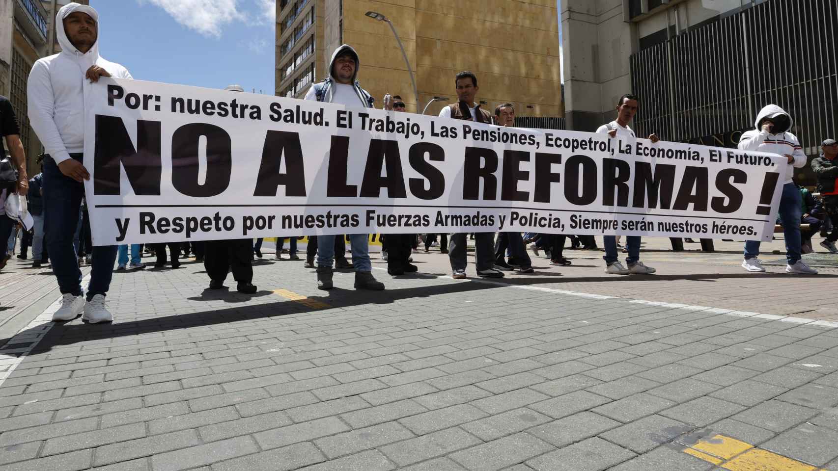 Una pancarta reza: No a las reformas, este martes en Cali (Colombia).