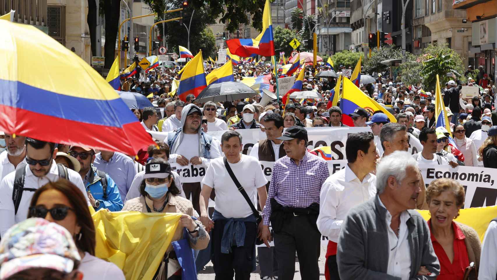 Una manifestación en contra del Gobierno de Petro recorre las calles de Bogotá, este martes.
