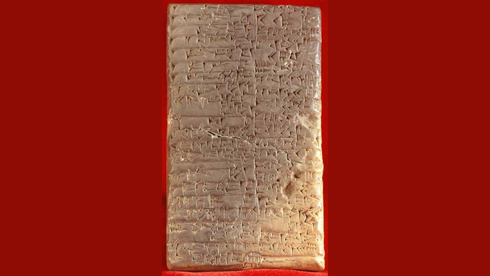 Tabla con escritura en acadio cuneiforme.