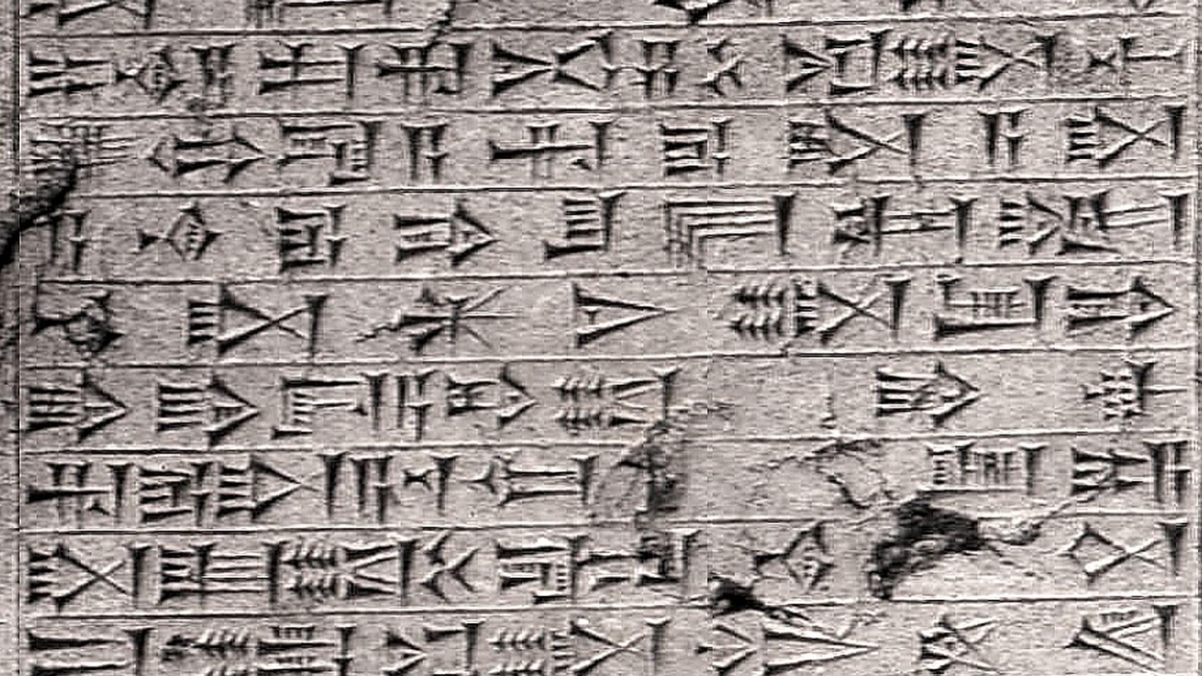 Escritura cuneiforme en una tabla de roca.