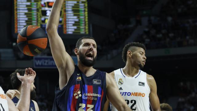 Mirotic celebra una canasta.