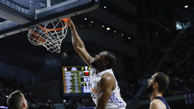 Yabusele machaca la canasta.