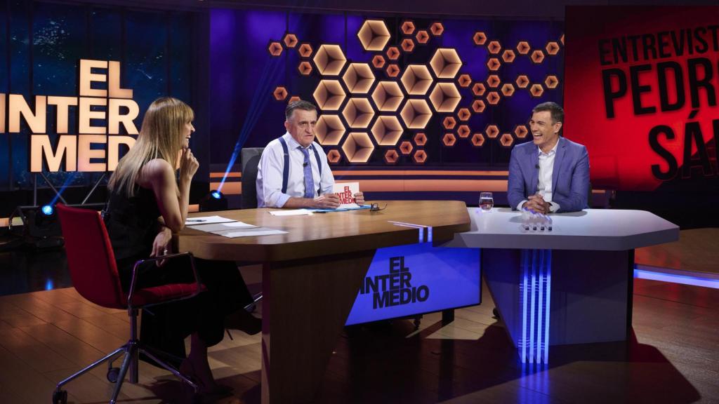 Pedro Sánchez junto al Gran Wyoming, este martes en el plató de 'El Intermedio'.